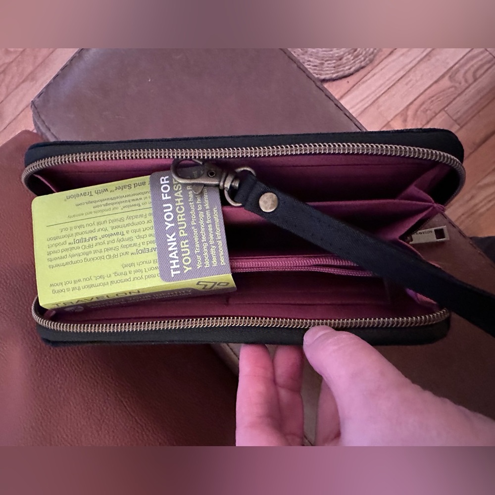 Travelon RFID Blocking Anti-theft Wallet Clutch Protect ID w/Wrist Strap - NWT - Picture 4 of 5